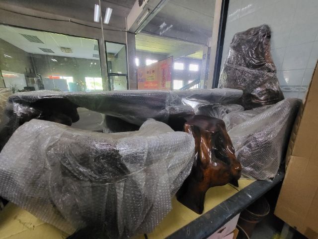 ชุดโต๊ะไม้มะค่า แกะสลักสวยงาม