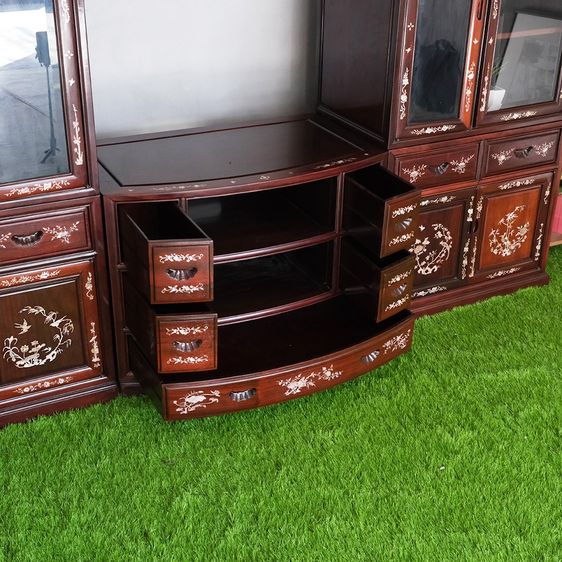ชุดตู้ชั้นวางทีวี ชั้นวางทีวีไม้ประดู่ แกะลายฝังมุกสวยงามปราณีต มีช่องเก็บของแบบประตู้บานเปิด บานเลื่อน มีลิ้นชักเก็บของ ดีไซน์สวย รูปที่ 12