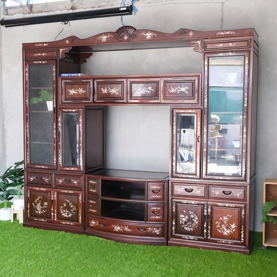 ชุดตู้ชั้นวางทีวี ชั้นวางทีวีไม้ประดู่ แกะลายฝังมุกสวยงามปราณีต มีช่องเก็บของแบบประตู้บานเปิด บานเลื่อน มีลิ้นชักเก็บของ ดีไซน์สวย รูปที่ 3