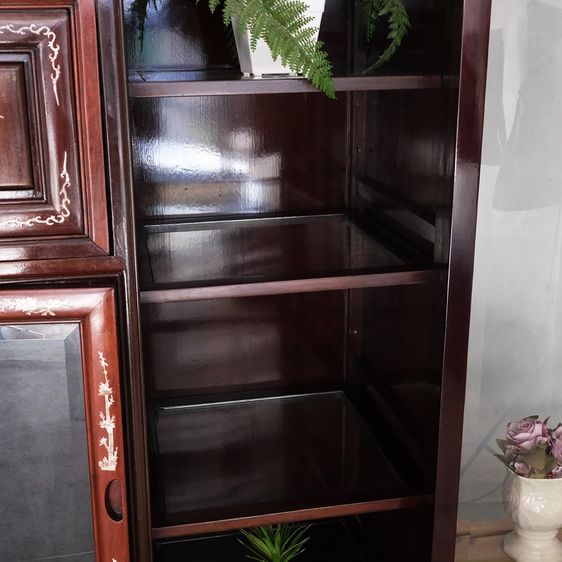 ชุดตู้ชั้นวางทีวี ชั้นวางทีวีไม้ประดู่ แกะลายฝังมุกสวยงามปราณีต มีช่องเก็บของแบบประตู้บานเปิด บานเลื่อน มีลิ้นชักเก็บของ ดีไซน์สวย รูปที่ 9