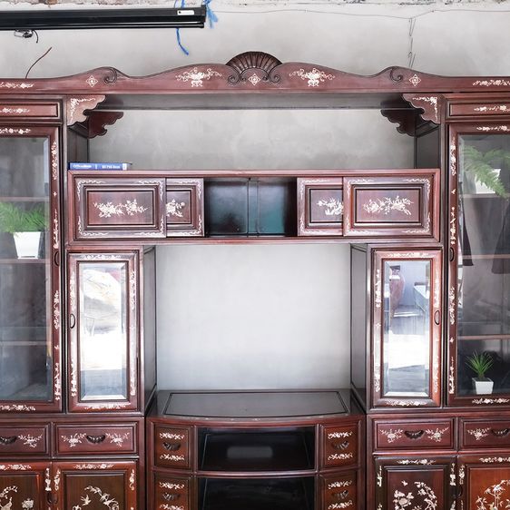 ชุดตู้ชั้นวางทีวี ชั้นวางทีวีไม้ประดู่ แกะลายฝังมุกสวยงามปราณีต มีช่องเก็บของแบบประตู้บานเปิด บานเลื่อน มีลิ้นชักเก็บของ ดีไซน์สวย รูปที่ 16