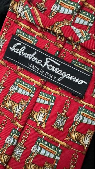 Salvatore Ferragamo เนคไทผ้าไหม สีแดง ลายเสือ รูปที่ 3