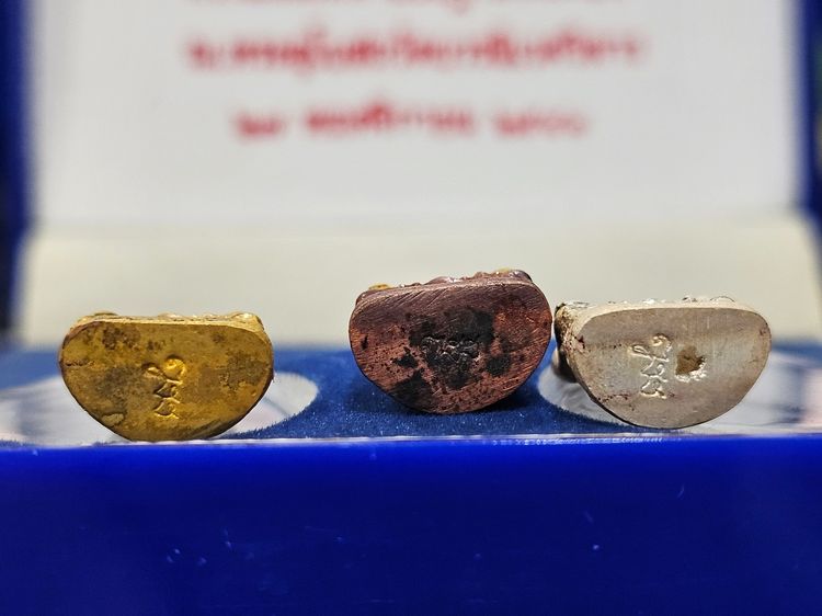 พระไพรีพินาศ "ครบชุด เนื้อเงิน เงินสามกษัตริย์ เงินกาหลั่ยทอง สมเด็จพระญาณสังวรฯ ทรงแผ่เมตตาอธิษฐานจิตเดี่ยว วัดบวรนิเวศวิหาร พ.ศ.2541 พร้อ รูปที่ 7