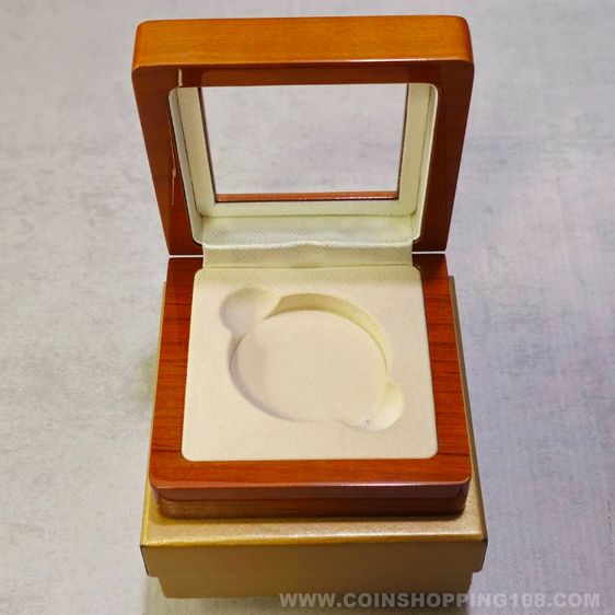 กล่องใส่เหรียญ กล่องเปล่า บรรจุเหรียญ 1 หลุม จากกรมธนารักษ์ กล่องไม้สภาพสวย พร้อมกล่องนอกสีทอง แถมฟรี ใบเซอร์ ที่ระลึก ในหลวง รัชกาลที่9 รูปที่ 3