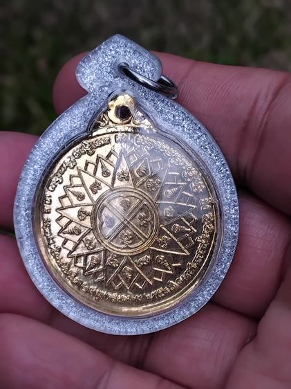 เหรียญชนมายุครบ 145 ปี หลวงพ่อคง วัดบางกะพ้อม จ.สมุทรสงคราม ปี 2553 เนื้อทองแดงกะไหล่ทอง ผิวเดิม ไม่ผ่านการใช้สวย คม แท้ เลี่ยมแล้ว เหรียญชน รูปที่ 2