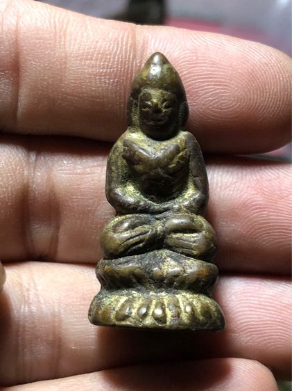 พระเก่ามากๆ สวยมากครับเนื้อโลหะเก่าใครดูเป็นคุมแน่นอนครับแท้ไม่รู้เลี่ยมอย่างดี