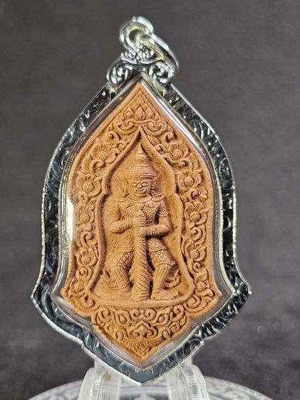 พระผงดินเผา ท้าวเวสสุวรรณ รุ่นไตรภาคี เศรษฐีแสนล้าน เนื้อดินแดง