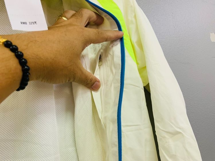 เสื้อแจ็คเก็ต REUSCH แท้ 💯 size L ขนาด อก 21.5 หน้ายาว 27 นิ้ว สภาพใหม่มาก ทรงสวย ดีเทลดี มีซัปใน ผ้าร่ม หายากน่าสะสมครับ รูปที่ 7