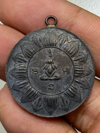 เหรียญหลวงพ่อจาด บัวคว่ำ ลงยาหน้ากากทอง รูปที่ 2