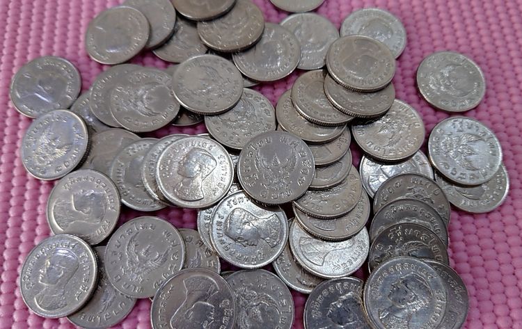 เหรียญ 1 บาท หลังครุฑ ปี 2517 สวยมีขาแว่น ผ่านใช้ ผ่านล้าง รูปที่ 5