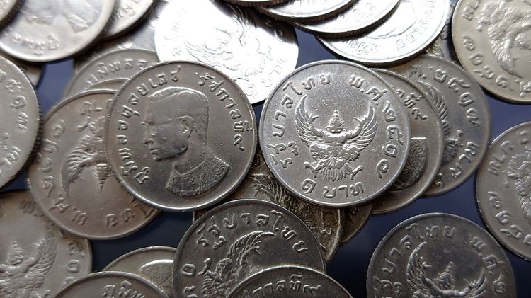 เหรียญ 1 บาท หลังครุฑ ปี 2517 สวยมีขาแว่น ผ่านใช้ ผ่านล้าง รูปที่ 3