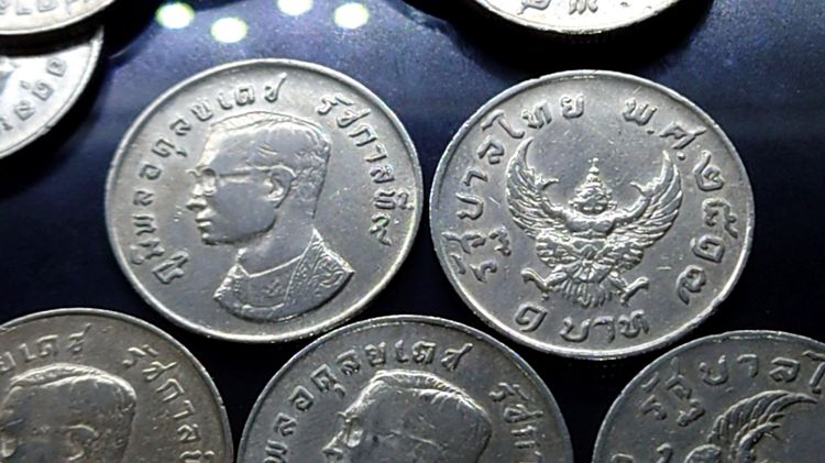 เหรียญ 1 บาท หลังครุฑ ปี 2517 สวยมีขาแว่น ผ่านใช้ ผ่านล้าง รูปที่ 2
