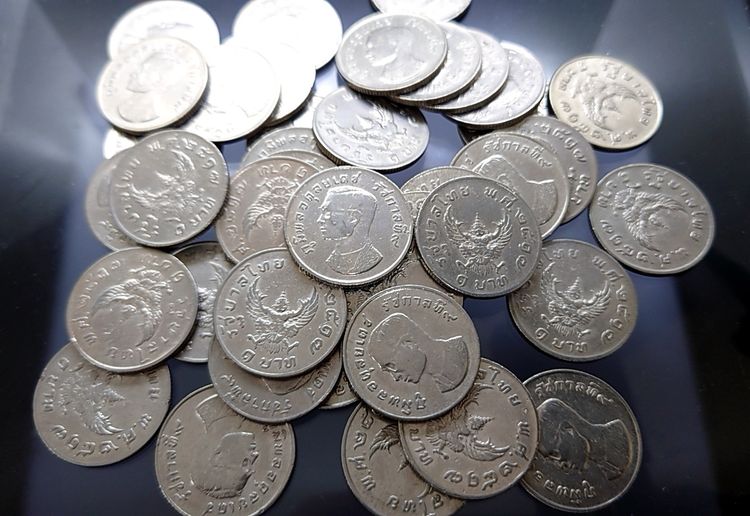 เหรียญ 1 บาท หลังครุฑ ปี 2517 สวยมีขาแว่น ผ่านใช้ ผ่านล้าง รูปที่ 4