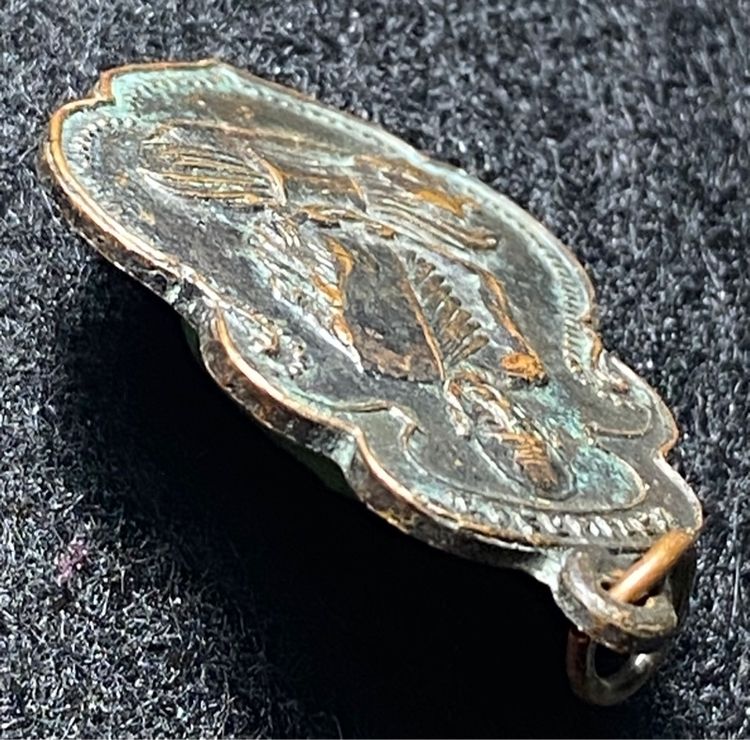 เหรียญหลวงพ่อสงฆ์ ออกวัดเขากล้วย  พิมพ์หน้าแก่บล็อคกลาก เข่ามีเนื้อเกิน เหรียญรุ่นนี้เป็นอีกหนึ่งบล็อค ออกโดยท่านพรหม   P 303 รูปที่ 6