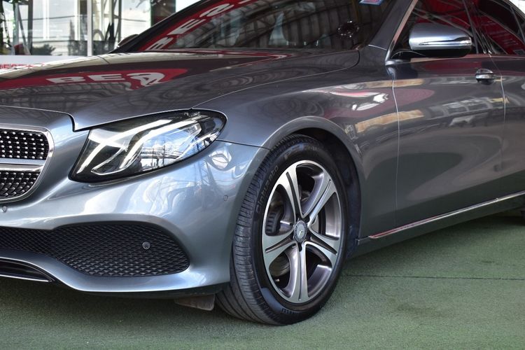Mercedes-Benz E-Class 2017 E220 Sedan ดีเซล ไม่ติดแก๊ส เกียร์อัตโนมัติ เทา รูปที่ 2
