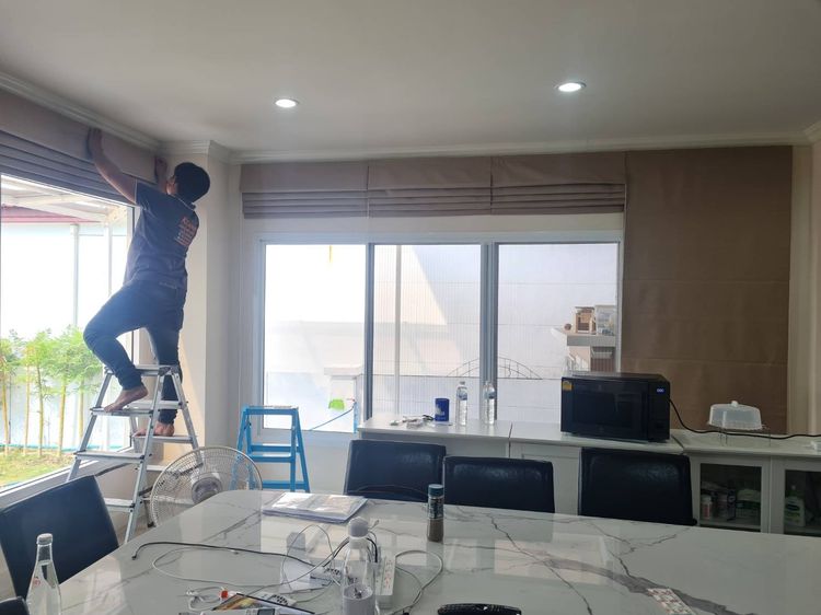 ม่านม้วน มู่ลี่ ม่านปรับแสง ผ้าม่าน วอลล์ พรม ฟิล์มกรองแสง 0811655551 รูปที่ 4