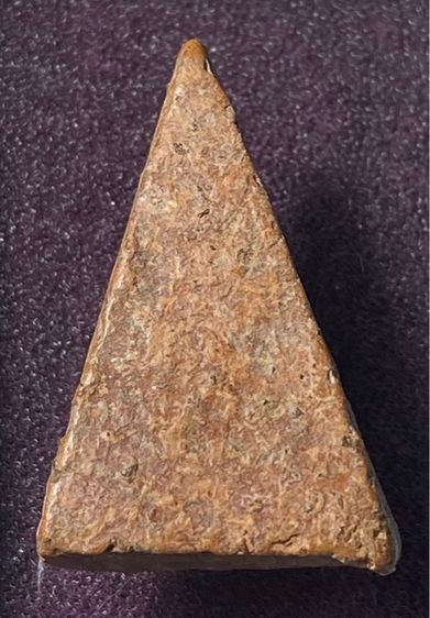 พระนางพญา  พิมพ์เข่าตรง กรุวัดนางพญา จ.พิษณุโลก    P 410 รูปที่ 2