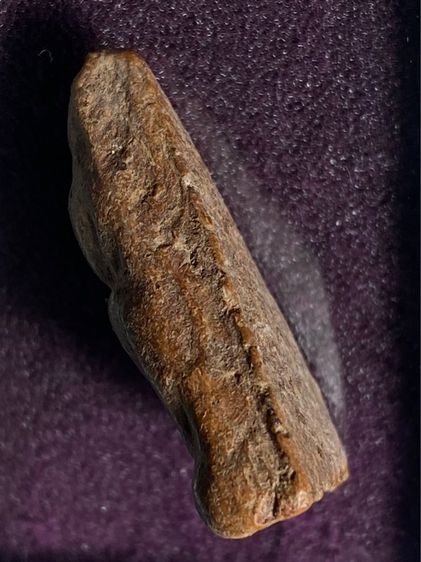 พระนางพญา  พิมพ์เข่าตรง กรุวัดนางพญา จ.พิษณุโลก    P 410 รูปที่ 3