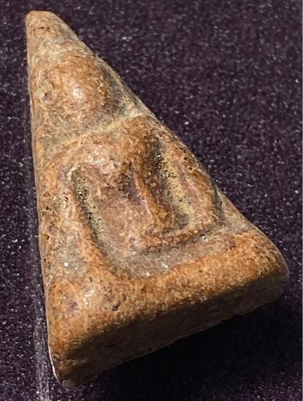 พระนางพญา  พิมพ์เข่าตรง กรุวัดนางพญา จ.พิษณุโลก    P 410 รูปที่ 6