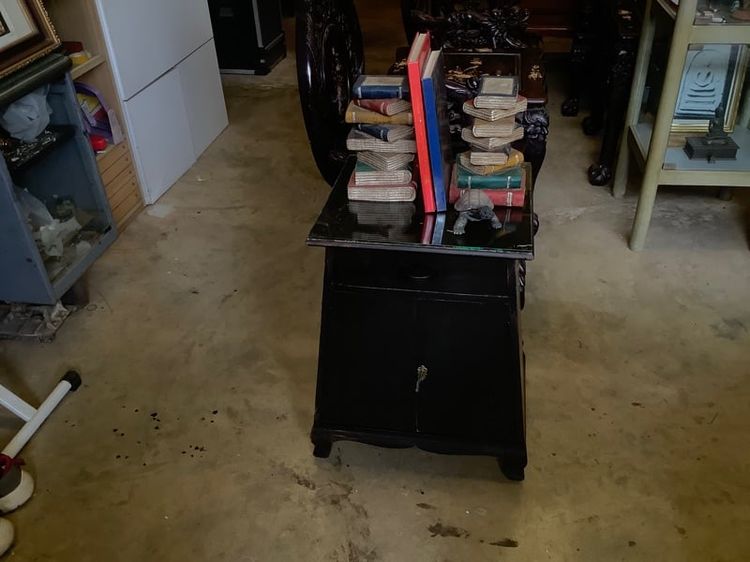 ตู้เก็บของทรงโบราณ