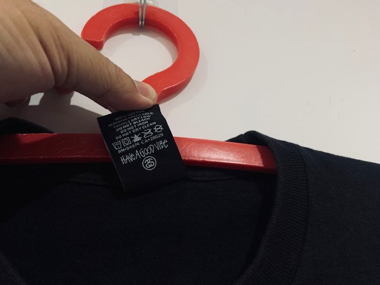 เสื้อยืด STUSSY X CUCCI ลายหายาก แท้ 💯 size S  ขนาด อก 19 ยาว 27 นิ้ว สภาพดีมาก สีดำ ลายสวยมาก เนื้อผ้านิ่มมาก หายากน่าสะสมครับ รูปที่ 4