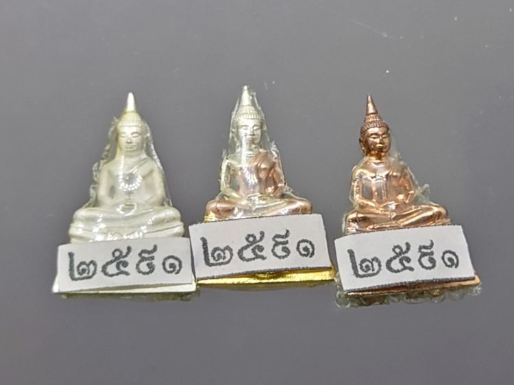 หลวงพ่อโสธร ชุด 3 องค์ (เนื้อเงินสามกษัตริย์ เนื้อเงิน เนื้อนวะ) รุ่นโสธร 2560 ตำรวจ ๘ ริ้ว ขนาดสูง 1.6 เซ็น พร้อมกล่องเดิม ใบเซอร์ รูปที่ 3