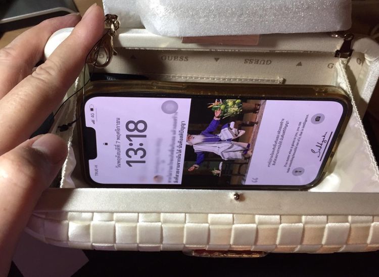 กระเป๋าถือและสะพาย Guess รูปที่ 9