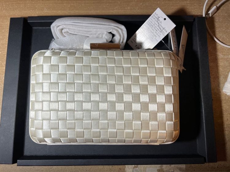 กระเป๋าถือและสะพาย Guess รูปที่ 4