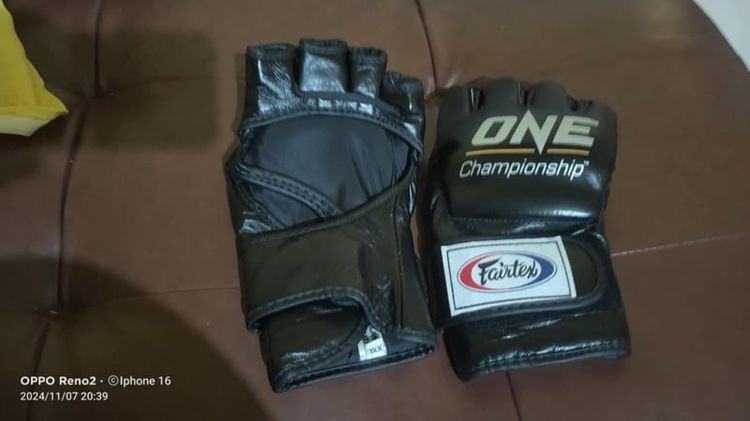 นวมชกมวย one แท้  ของใหม่