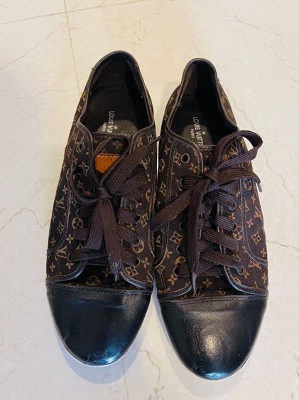 รองเท้า Louis Vuitton