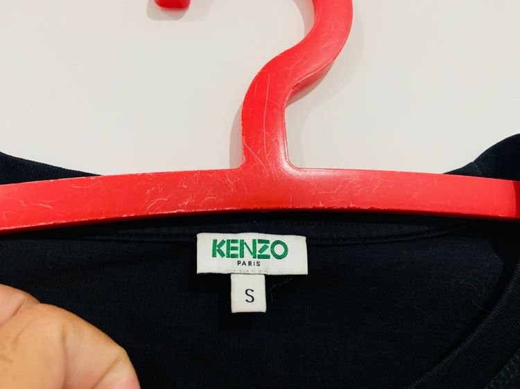 เสื้อยืด KENZO แท้ 💯 size S ผู้หญิง ขนาด อก 17.5 ยาว 24.5 นิ้ว สภาพดีมาก สกีนโลโก้เต็ม ลายสวย เนื้อผ้าดีมาก หายากน่าสะสมครับ รูปที่ 2