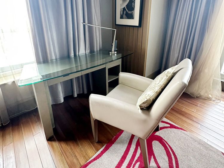 โต๊ะทำงานเข้ามุม L-Shape ท็อปกระจก โต๊ะปรับพับได้ มีลิ้นชักและช่องเก็บของ รูปที่ 5