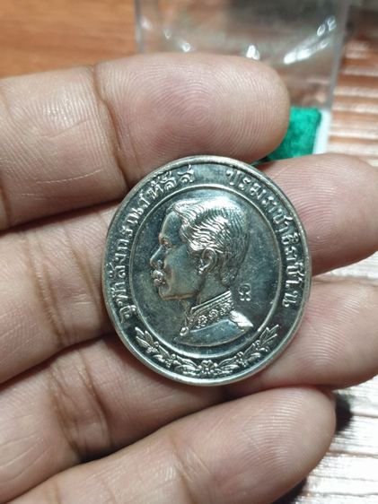 เหรียญรัชกาลที่5 ทรงยินดี เนื้อเงิน ที่ระลึกสร้างโรงพยาบาลพานทอง ปี2535

เจ้าคุณธงชัย วัดไตรมิตร สร้าง รูปที่ 5