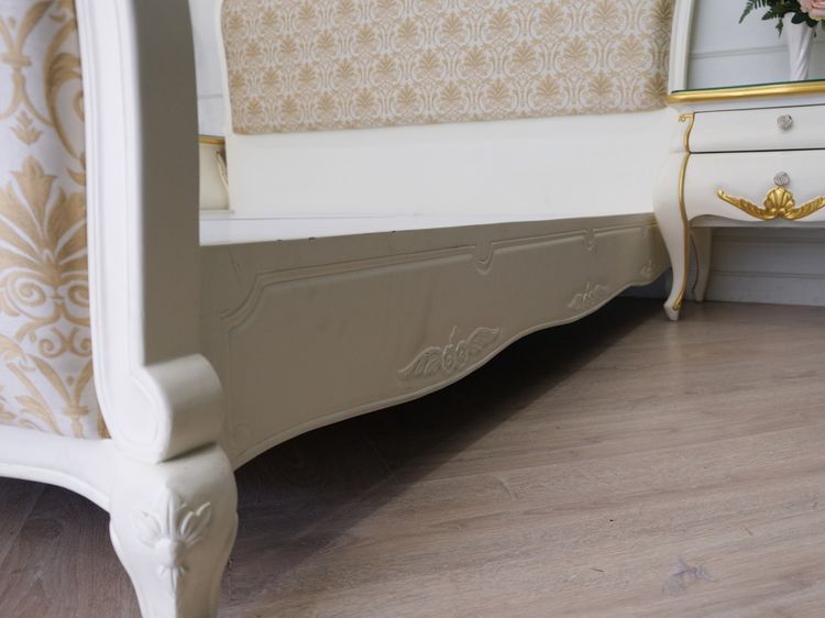 เตียงนอนหลุยส์ 6 ฟุต พร้อมตู้หัวเตียงท็อปกระจก โครงไม้สัก สีขาว สไตล์ยุโรป รูปที่ 8