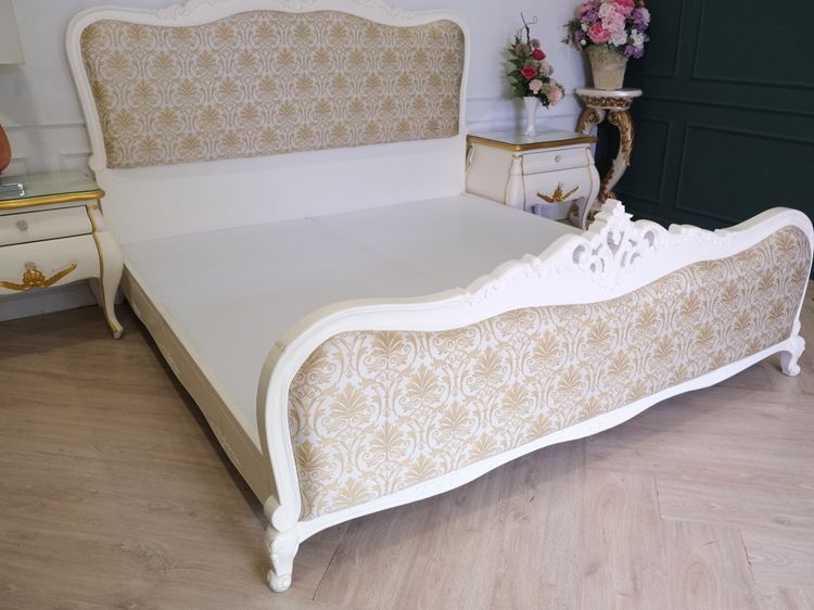 เตียงนอนหลุยส์ 6 ฟุต พร้อมตู้หัวเตียงท็อปกระจก โครงไม้สัก สีขาว สไตล์ยุโรป รูปที่ 2