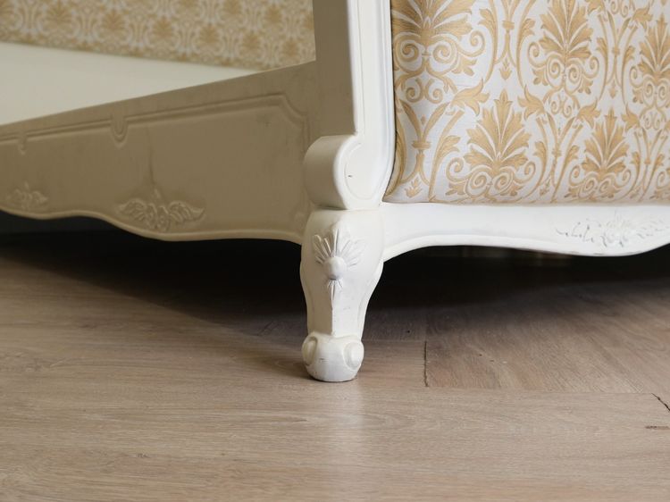 เตียงนอนหลุยส์ 6 ฟุต พร้อมตู้หัวเตียงท็อปกระจก โครงไม้สัก สีขาว สไตล์ยุโรป รูปที่ 10