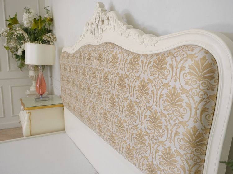 เตียงนอนหลุยส์ 6 ฟุต พร้อมตู้หัวเตียงท็อปกระจก โครงไม้สัก สีขาว สไตล์ยุโรป รูปที่ 6