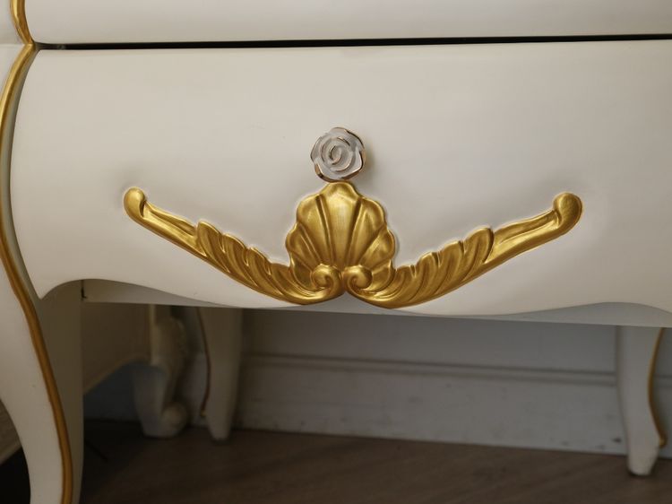 เตียงนอนหลุยส์ 6 ฟุต พร้อมตู้หัวเตียงท็อปกระจก โครงไม้สัก สีขาว สไตล์ยุโรป รูปที่ 16