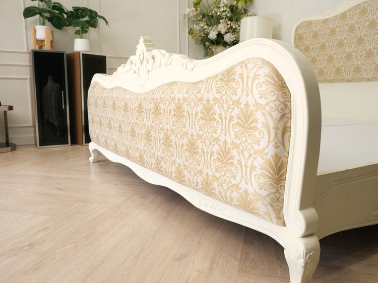 เตียงนอนหลุยส์ 6 ฟุต พร้อมตู้หัวเตียงท็อปกระจก โครงไม้สัก สีขาว สไตล์ยุโรป รูปที่ 7