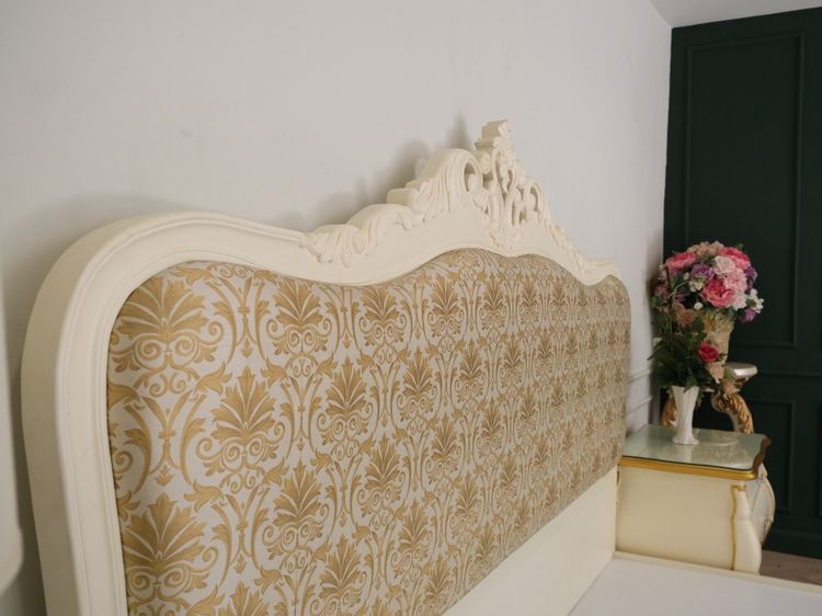 เตียงนอนหลุยส์ 6 ฟุต พร้อมตู้หัวเตียงท็อปกระจก โครงไม้สัก สีขาว สไตล์ยุโรป รูปที่ 11