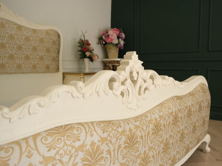 เตียงนอนหลุยส์ 6 ฟุต พร้อมตู้หัวเตียงท็อปกระจก โครงไม้สัก สีขาว สไตล์ยุโรป รูปที่ 9