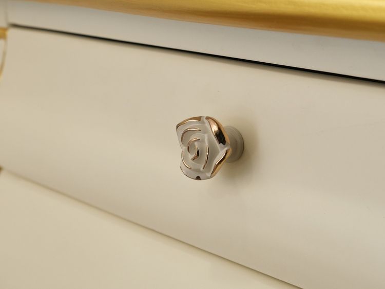 เตียงนอนหลุยส์ 6 ฟุต พร้อมตู้หัวเตียงท็อปกระจก โครงไม้สัก สีขาว สไตล์ยุโรป รูปที่ 14