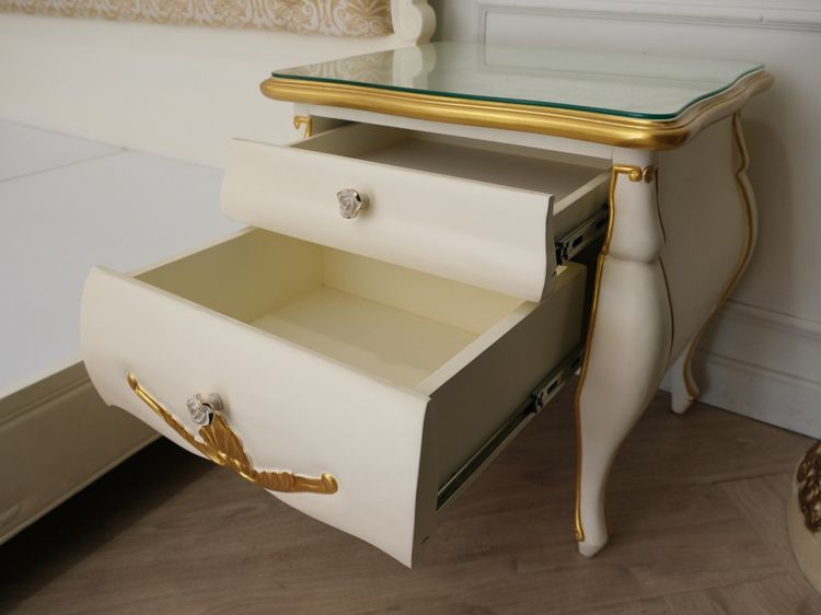 เตียงนอนหลุยส์ 6 ฟุต พร้อมตู้หัวเตียงท็อปกระจก โครงไม้สัก สีขาว สไตล์ยุโรป รูปที่ 13