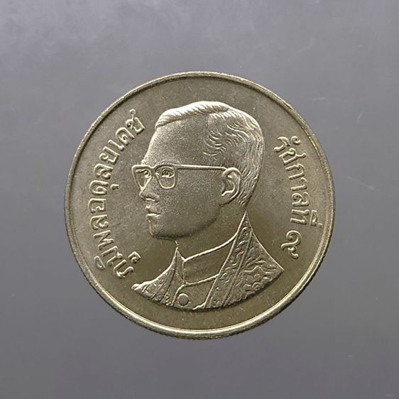 เหรียญ 5 บาท หัวเรือพระที่นั่งสุพรรณหงส์ ปี พ.ศ.2530 ไม่ผ่านใช้ รูปที่ 2