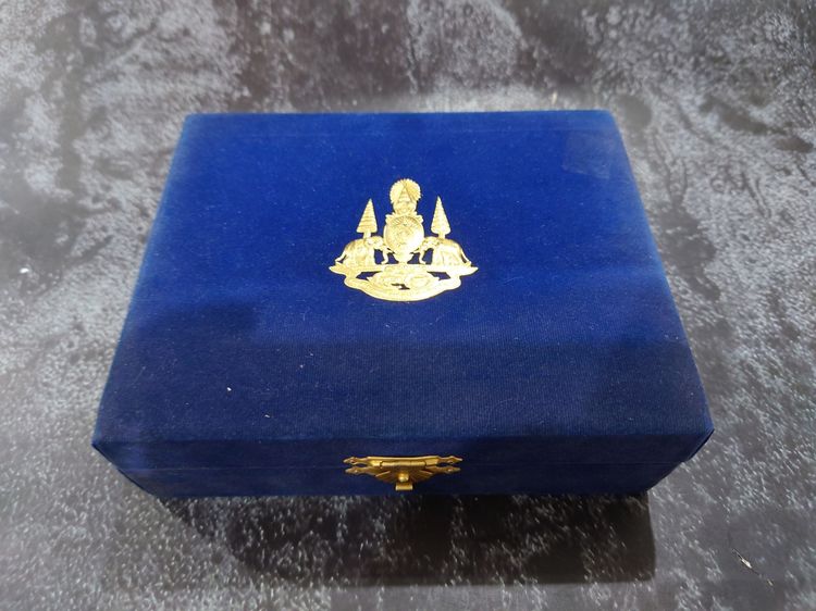 ชุดไตรภาคี สมเด็จ พระเสริม - พระสายน์ - พระแสน รุ่นเฉลิมพระเกียรติ กาญจนาภิเษก วัดปทุมวนาราม ราชวรวิหาร ปี2539 พร้อมกล่องเดิม รูปที่ 6