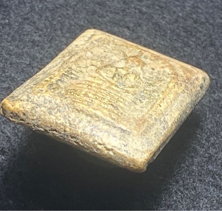 พระสมเด็จเกศไชโย พิมพ์ 6 ชั้น อกตลอด   พระใช้มาแต่เดิมมีสึก เก่าเป็นธรรมชาติ     P 295 รูปที่ 16