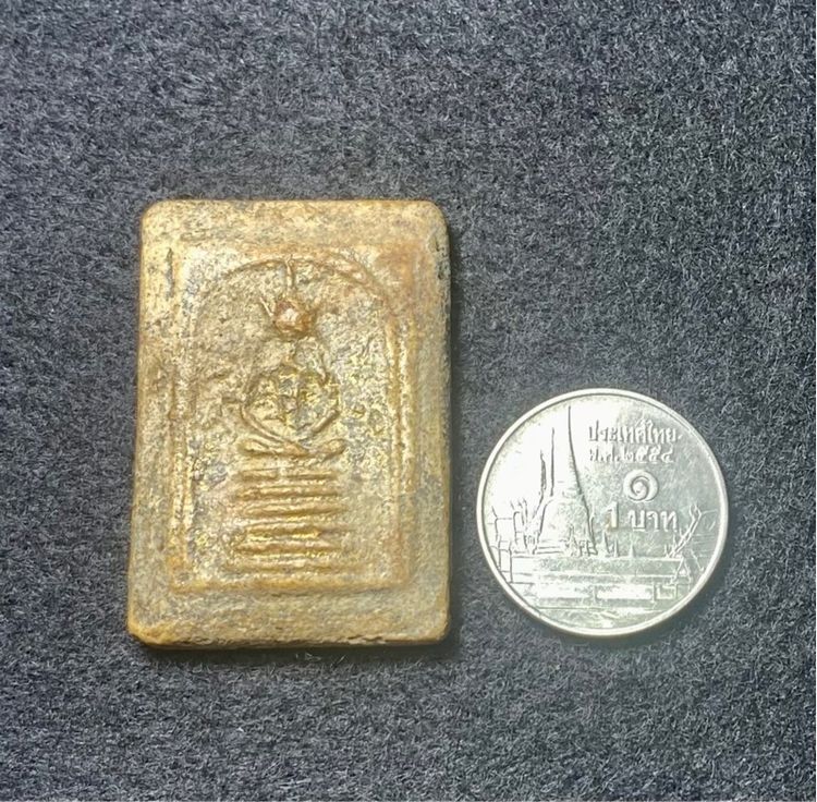 พระสมเด็จเกศไชโย พิมพ์ 6 ชั้น อกตลอด   พระใช้มาแต่เดิมมีสึก เก่าเป็นธรรมชาติ     P 295 รูปที่ 15