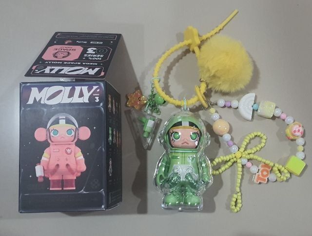 โมเดล พวงกุญแจ
MollySpace เขียว แท้จาก pop mart
