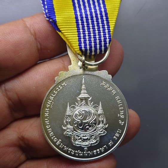 เหรียญที่ระลึกประดับแพรแถบ ร9 พระราชพิธีมหามงคลเฉลิมพระชนมพรรษา 7 รอบ พ.ศ.2554 (แบบชาย) รูปที่ 5