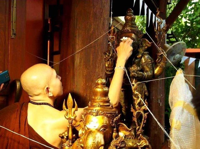 พระพิฆเนศ เนื้อบรอนซ์ สูง 108 เซ็นต์ ฐาน 33 เซ็นต์ ผลงาน รศ.ดร.สุวัฒน์ แสนขัติยรัตน์ ประกอบพิธี โดย ครูบาอริยชาติ วัดแสงแก้วโพธิญาณ รูปที่ 2
